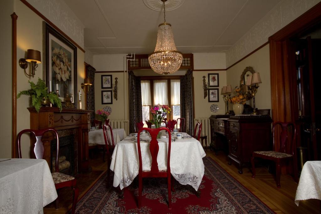 Victoria'S Historic Inn Wolfville Exterior photo